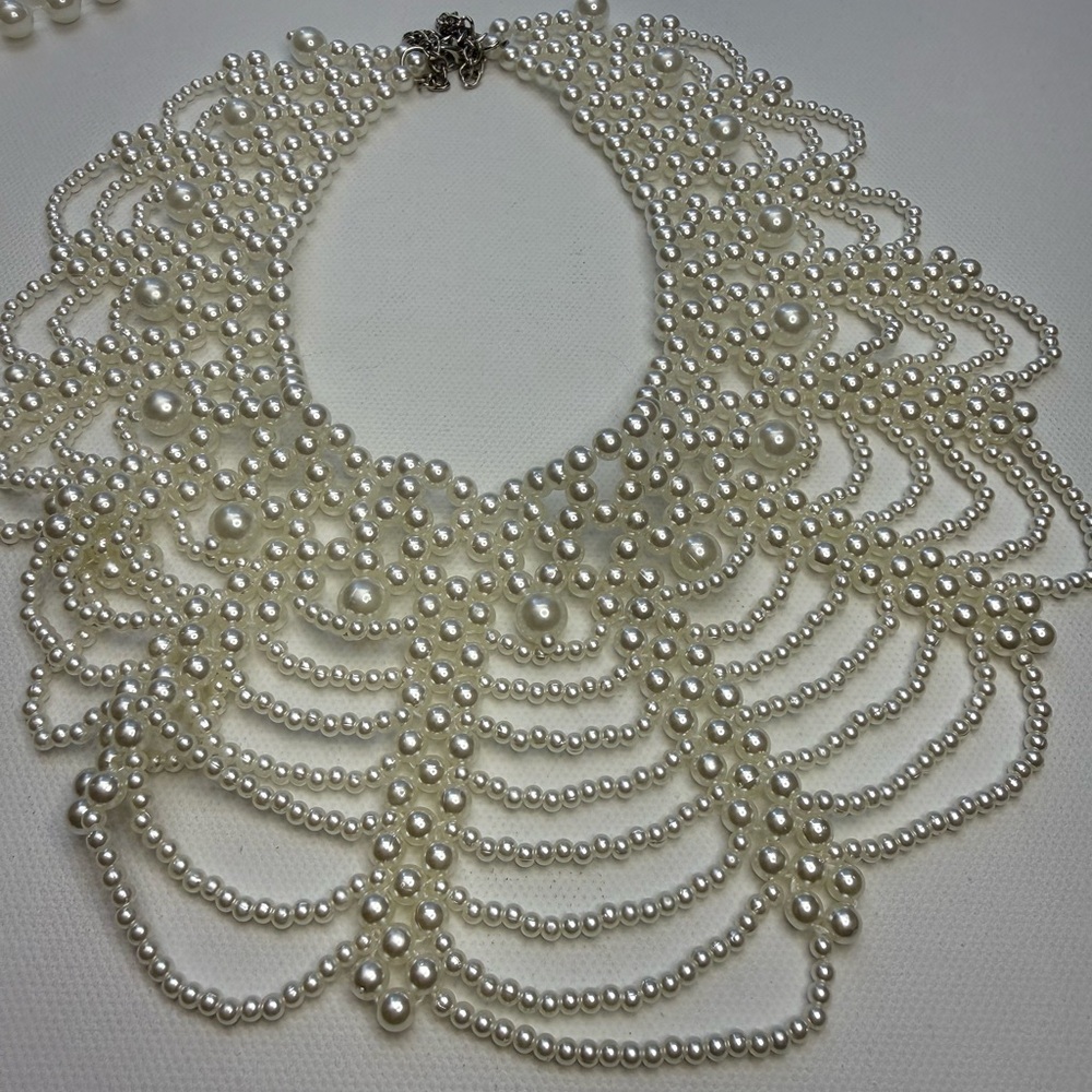 Elegant White Pearl Necklace - Picture 3 of 9